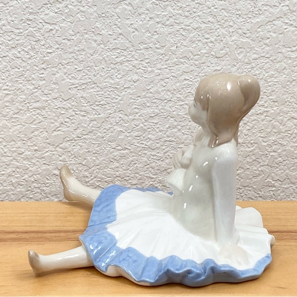 Vintage D’ART S.A. Blue/White Porcelain Sitting Girl Holding A Doll Figurine - Picture 4 of 14